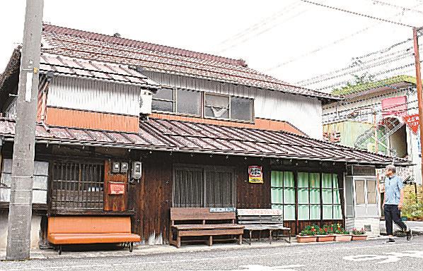 江府町が復活を目指すかつての書店＝鳥取県江府町江尾
