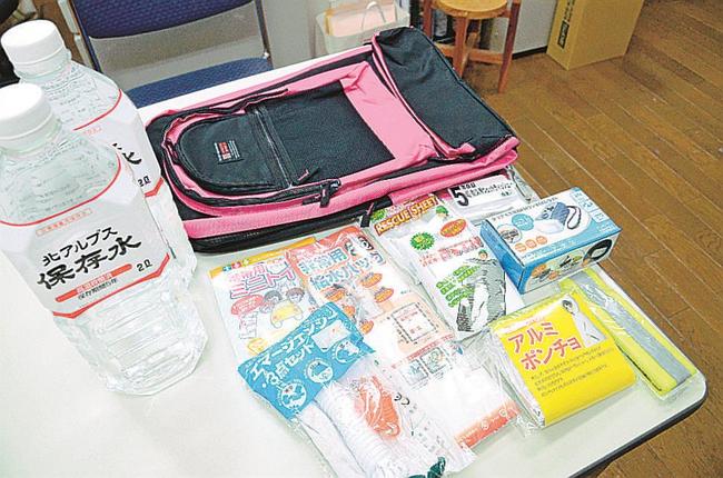 小林慎宣さんたちが活動する嘉久志地域コミュニティ交流センター内に用意してある防災バッグの品々