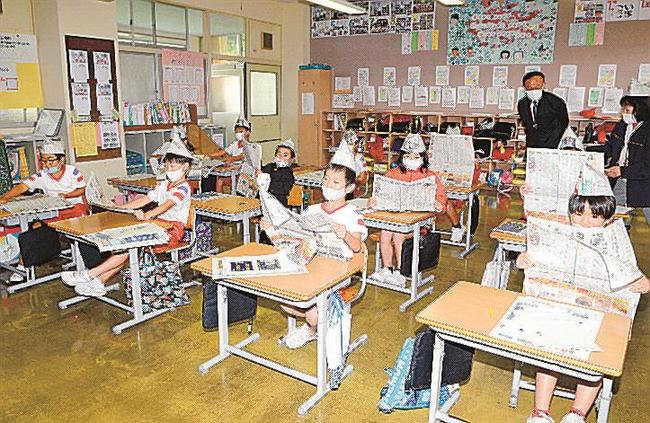 新聞に何が載っているのか確認する児童＝奥出雲町上阿井、阿井小学校