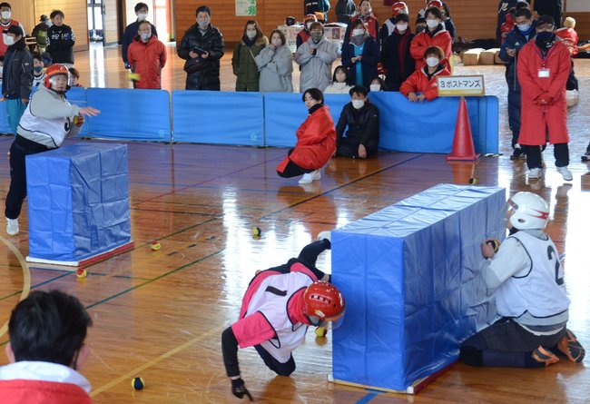 障害物越しに攻防する参加者＝浜田市旭町今市、市民体育館