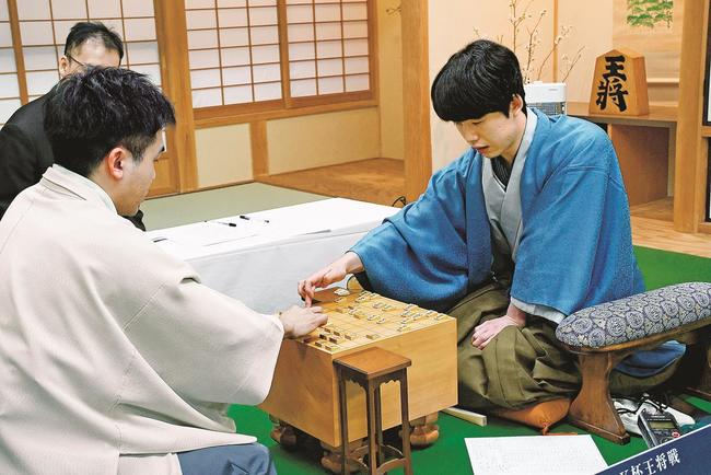 王将戦７番勝負第３局に勝利し、感想戦で攻防を振り返る藤井聡太王将（右）＝大田市三瓶町、国民宿舎さんべ荘