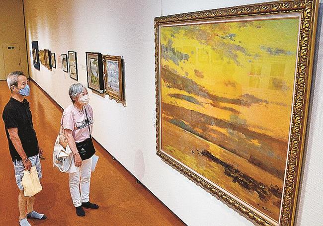 宍道湖の夕焼けを描いた絵画を楽しむ来場者＝松江市殿町、松江歴史館