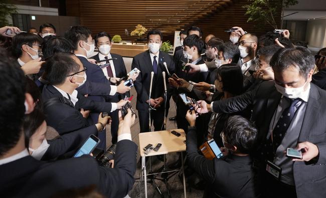 （瀬戸際大臣）岸田文雄首相に経済再生相の辞表を提出した山際大志郎氏を囲む報道陣＝２４日午後、首相官邸