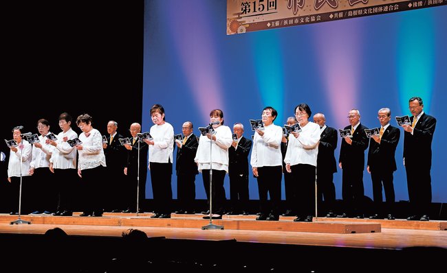 漢詩を情緒たっぷりに読み上げる島根浜鷺吟詠会の会員＝浜田市黒川町、石央文化ホール