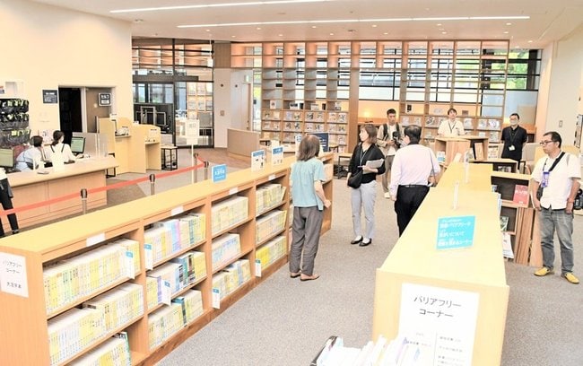 改修工事が完了した松江市立中央図書館＝同市西津田６丁目