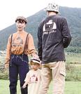 三瓶ブランドとして手がけたＴシャツを紹介する大畑蘭さん（左）＝大田市三瓶町