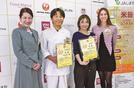 最優秀賞に選ばれた河津悌二さん（左から２人目）と板垣あゆみさん（同３人目）。右は道端カレンさん＝松江市伊勢宮町、松江栄養調理製菓専門学校