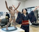 作品「命のいろ」の横でポーズを決め、受賞を喜ぶ野﨑千愛季さん＝東京都港区、国立新美術館
