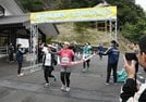 笑顔でゴール、ねぎらいの拍手が送られた