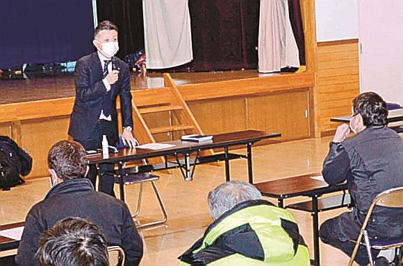 地元住民に瑞穂ハイランドの状況を説明する島根県邑南町の担当者＝同町市木、市木公民館
