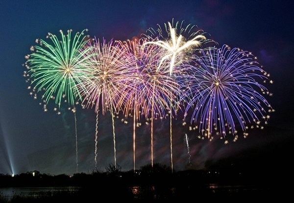 若者の門出を祝って打ち上げられる花火＝１４日午後７時５分、出雲市斐川町鳥井から撮影（長時間露光）