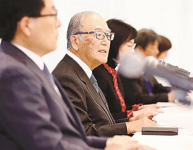 記者会見する「人口戦略会議」議長の三村明夫氏（手前から２人目）＝１月９日、東京都千代田区