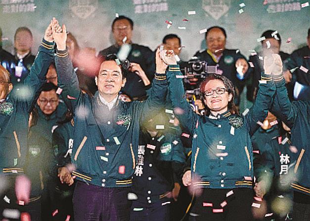 台湾総統選で勝利し、支持者の声援に応える民進党の頼清徳氏。右は副総統に当選した蕭美琴氏＝１３日、台北（共同）