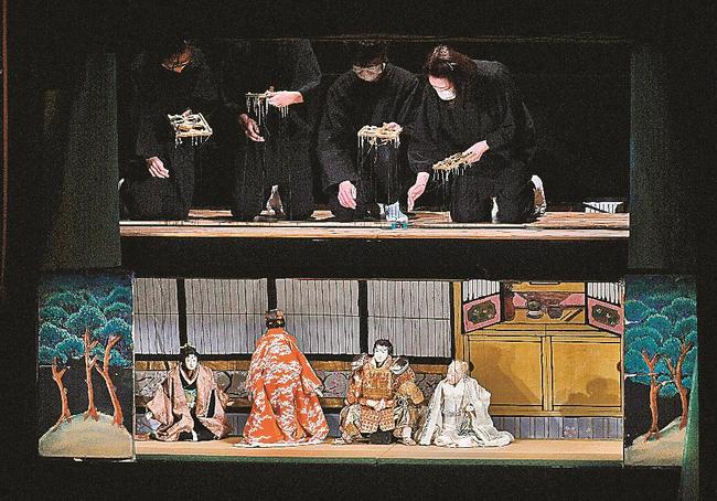 「絵本太功記　尼ヶ崎の段」を披露する益田糸操り人形保持者会のメンバー＝益田市有明町、島根県芸術文化センター・グラントワ