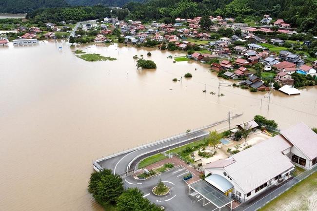江の川の支流、八戸川があふれ水につかった、田畑や住宅=江津市桜江町小田(小型無人機で撮影、資料)