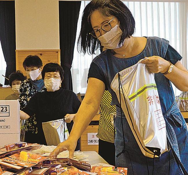 非常用袋に物品を詰める女性災害サポート隊=出雲市東林木町