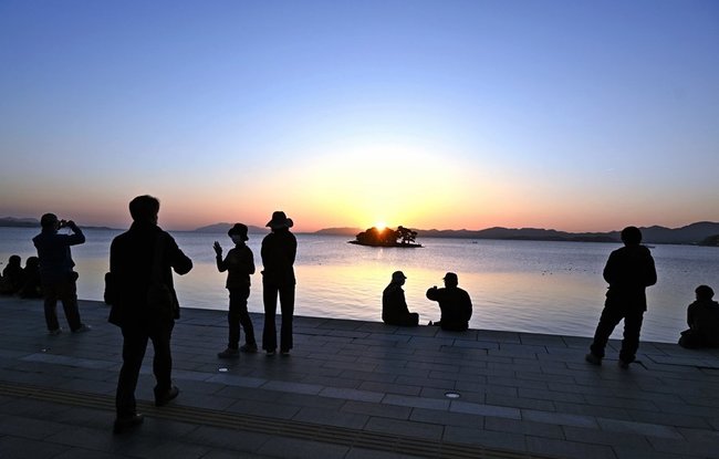 宍道湖の夕日を眺める人々