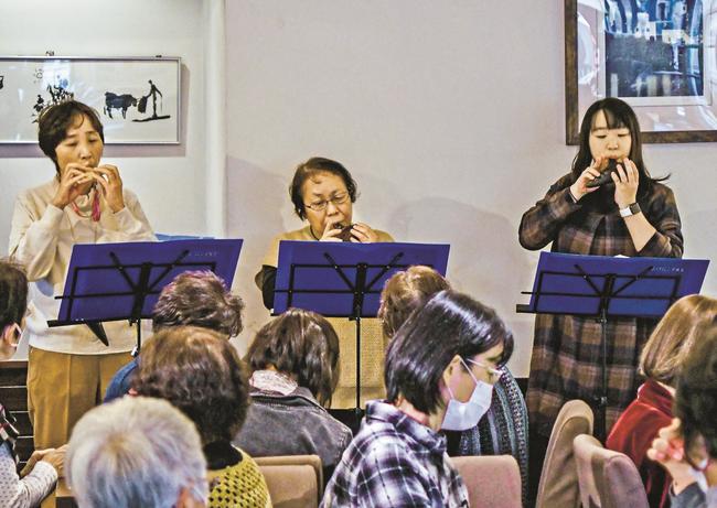 オカリナを合奏する出演者＝益田市あけぼの西町、栗栗珈琲
