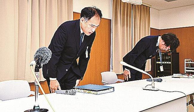 会見で謝罪する板垣譲次部長（左）＝大田市大田町、市立病院