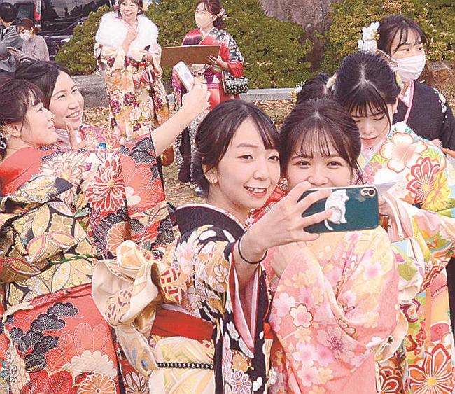 スマートフォンで記念写真を楽しむ出席者＝大田市大田町、市民会館
