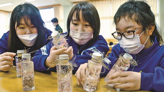 完成したハーバリウムを見る生徒＝浜田市三隅町古市場、三隅中学校