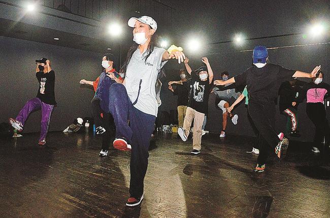 リズムに合わせて、切れのあるダンスを踊る藤原柚李さん（中央）＝出雲市中野美保南２丁目