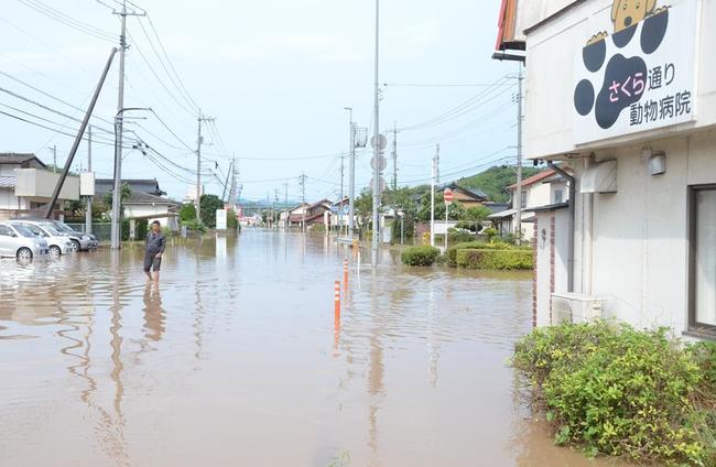 豪雨の影響で水につかった国道54号＝2021年７月12日、雲南市三刀屋町三刀屋