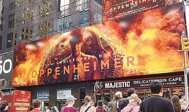 映画「オッペンハイマー」の広告＝２０２３年７月、米ニューヨーク（共同）