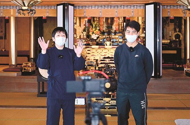 小中学生を元気づけようと動画を撮影する武田正文さん(左)=島根県邑南町鱒渕、高善寺