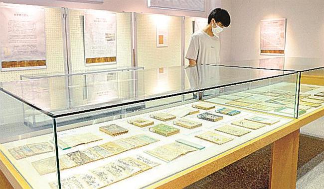 並べられた資料を見る学生＝松江市西川津町、島根大付属図書館