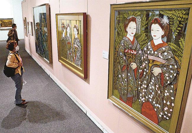 石本正氏の名画の数々に見入る来場者＝松江市袖師町、島根県立美術館