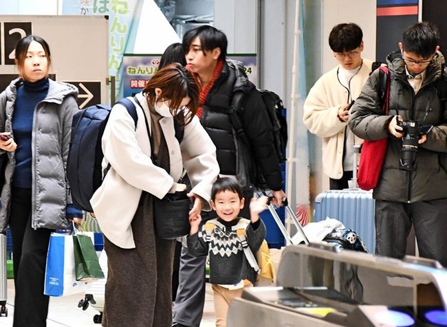 米子駅に到着した帰省客ら＝２９日午前、米子市弥生町、ＪＲ米子駅