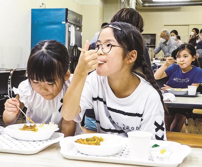 夏野菜のカレーライスを味わう子どもたち＝松江市殿町、子どもご縁食堂