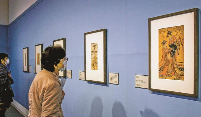 春朗期の作品を鑑賞する来場者＝松江市袖師町、島根県立美術館