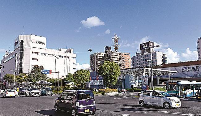 ＪＲ松江駅北口（右）に隣接する一畑百貨店（左）。閉店後のまちづくりが課題になる＝１０月、松江市朝日町
