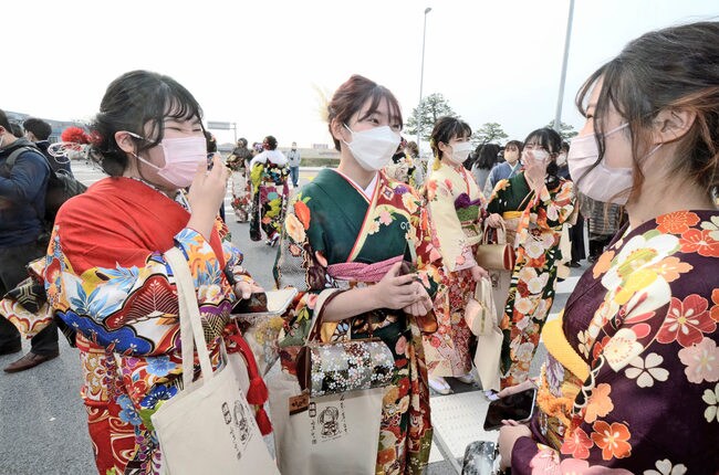 成人式で、友人との再会を喜ぶ出席者＝境港市竹内団地、境夢みなとターミナル