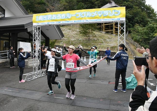 笑顔でゴール、ねぎらいの拍手が送られた