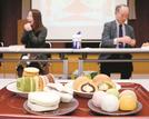 各社の「ご縁をむすび」の試作品を試食する関係者＝松江市殿町、山陰中央新報社