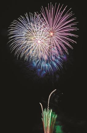 高津っ子若鮎プロジェクト実行委員会が打ち上げた花火＝益田市高津８丁目