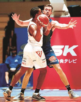【第２戦・島根ー千葉】第１クオーター、島根のニック・ケイがディフェンスする＝松江市総合体育館