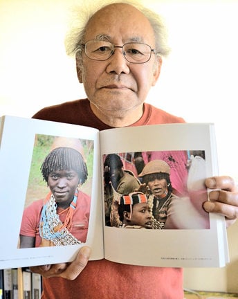 アフリカの民族を紹介する写真集を制作した山田敏和さん=倉吉市上灘町