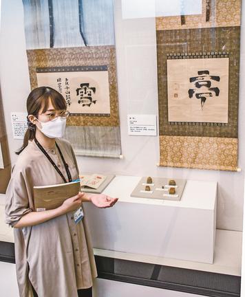 不昧公が実際に使用したとされる石印について解説する藤岡学芸員＝松江市殿町