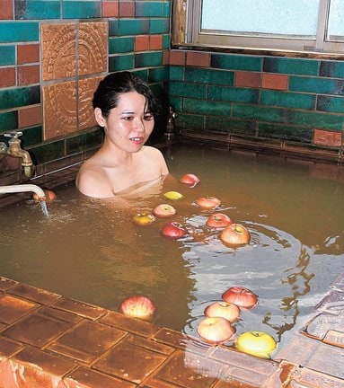 リンゴが浮かぶ湯船＝島根県飯南町頓原、ラムネ銀泉