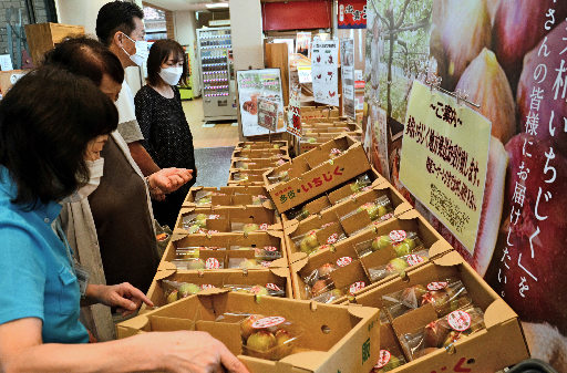 新鮮なイチジクを買い求める来場者=出雲市多伎町多岐、道の駅キララ多伎