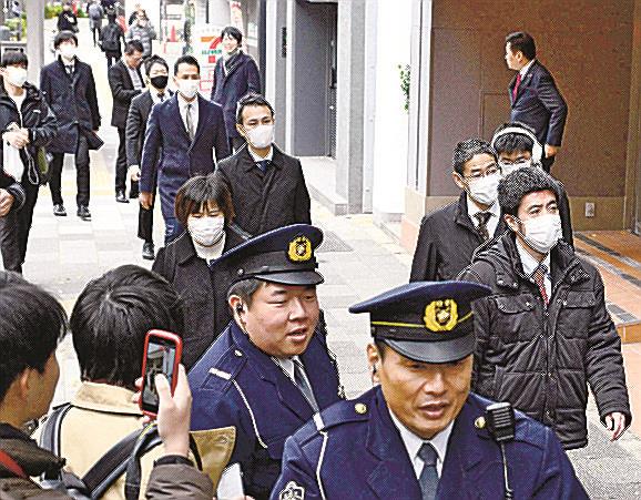 家宅捜索のため自民党安倍派（清和政策研究会）の事務所に向かう東京地検特捜部の係官ら＝１９日午前９時５９分、東京都千代田区