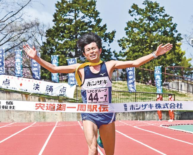 ３時間１４分４５秒で３大会連続１３度目の優勝を果たしたホシザキのアンカー山本啓輔＝松江市上乃木１０丁目、松江市営陸上競技場