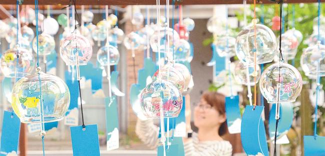 涼を呼び込む風鈴＝大田市三瓶町志学、志学薬師鶴の湯