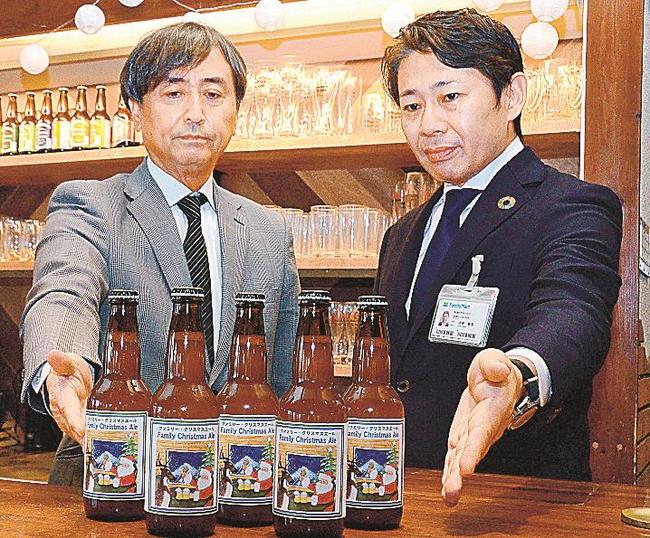ファミリー・クリスマスエールを紹介する田村源太郎社長（左）と内田智浩所長＝鳥取県伯耆町丸山、ビアホフガンバリウス