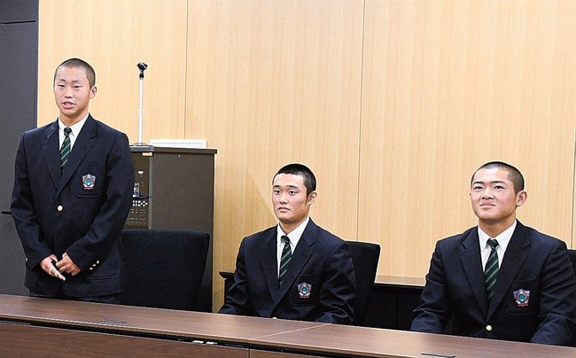 全国大会での活躍を誓う生徒＝松江市末次町、市役所