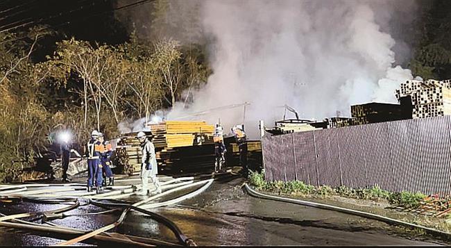 消火活動をする消防隊員＝９日午後９時５分、松江市東長江町（住民提供）